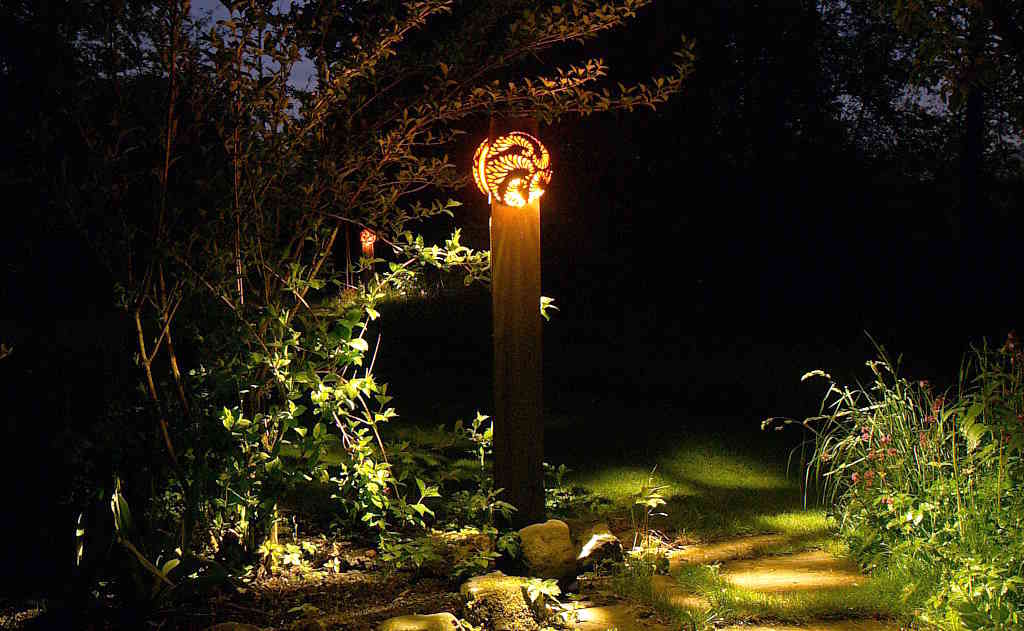 Stimmungsvolle Gartenbeleuchtung aus Eisen und Terrakotta 